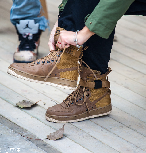 運(yùn)動(dòng)鞋適合開(kāi)車(chē)嗎？開(kāi)車(chē)人士的最佳選擇