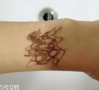 kiss me眼線筆怎么卸？卸妝水直接擦拭即可