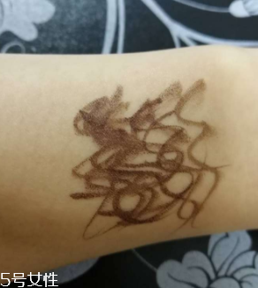 kiss me眼線筆怎么卸？卸妝水直接擦拭即可