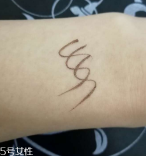 kiss me眼線筆怎么卸？卸妝水直接擦拭即可