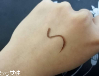 kiss me眼線筆怎么卸？卸妝水直接擦拭即可