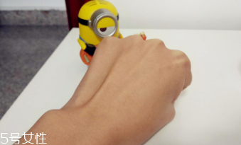 snail white蝸牛霜怎么打開？輕輕一按即有乳液滲出