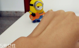 snail white蝸牛霜怎么打開？輕輕一按即有乳液滲出