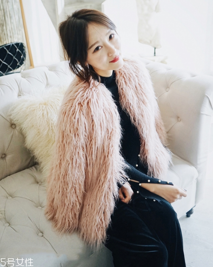 粉色外套怎么搭配？粉嫩少女系穿搭