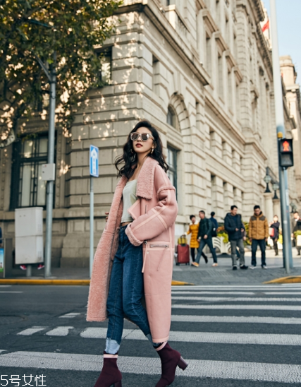 粉色外套怎么搭配？粉嫩少女系穿搭