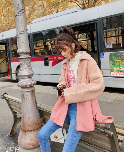 粉色外套怎么搭配？粉嫩少女系穿搭