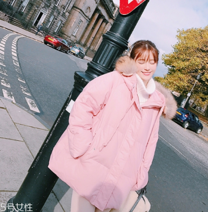 粉色外套怎么搭配？粉嫩少女系穿搭