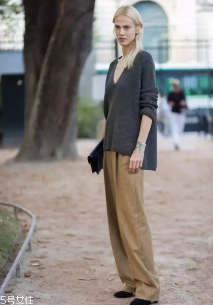 闊腿褲搭配什么毛衣？這個春天這樣穿