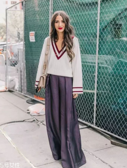闊腿褲搭配什么毛衣？這個春天這樣穿