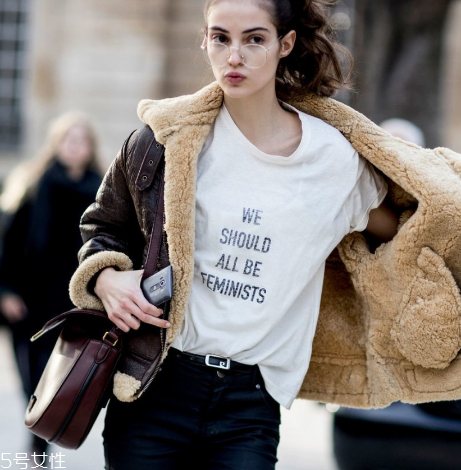 大衣搭配什么包包？小細(xì)節(jié)讓你脫穎而出