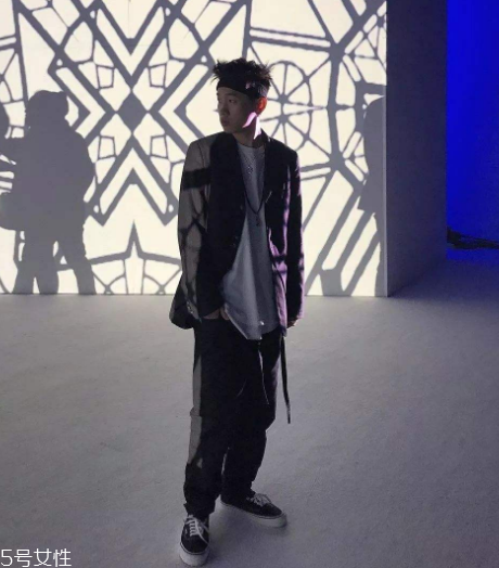 復(fù)古運(yùn)動(dòng)風(fēng)怎么搭配？重回80年代潮流路線