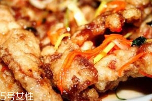 鍋包肉可以用面粉嗎 選用淀粉才行 鍋包肉可以用面粉嗎 選用淀粉才行