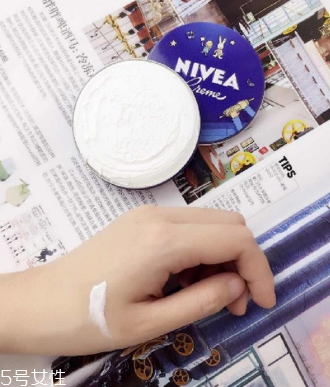 妮維雅小藍(lán)罐很油嗎？清爽不油膩