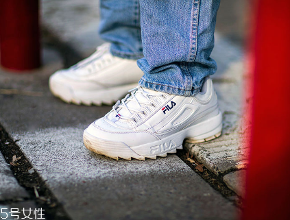 運(yùn)動(dòng)鞋里面磨破怎么辦？找有經(jīng)驗(yàn)的鞋匠修補(bǔ)