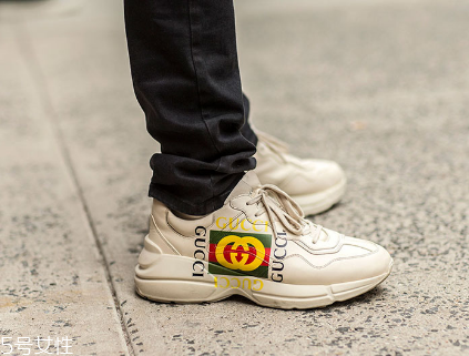 運(yùn)動(dòng)鞋里面磨破怎么辦？找有經(jīng)驗(yàn)的鞋匠修補(bǔ)