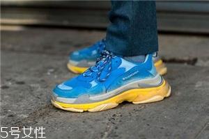 運(yùn)動(dòng)鞋里面磨破怎么辦？找有經(jīng)驗(yàn)的鞋匠修補(bǔ)