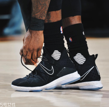 運(yùn)動(dòng)鞋染色了怎么辦？運(yùn)動(dòng)鞋染色這樣清理