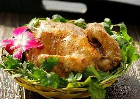 鹽焗雞用什么鹽 鹽焗類菜肴最好選用粗鹽 鹽焗雞用什么鹽 鹽焗類菜肴最好選用粗鹽