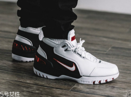 運(yùn)動鞋最上面的兩個孔是干什么用的？