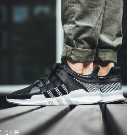 運(yùn)動(dòng)鞋上的膠怎么去掉？用香蕉水就能輕松洗掉