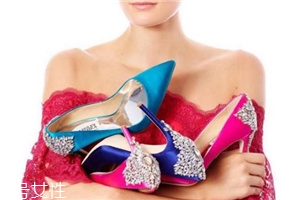 badgley mischka鞋子偏大嗎？時尚與奢華并存的紅毯戰(zhàn)靴