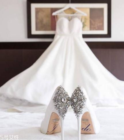 badgley mischka鞋子偏大嗎？時尚與奢華并存的紅毯戰(zhàn)靴