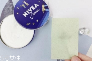 妮維雅小藍(lán)罐很油嗎？清爽不油膩