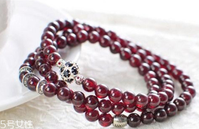 石榴石手鏈可以戴著洗澡嗎？會影響其壽命