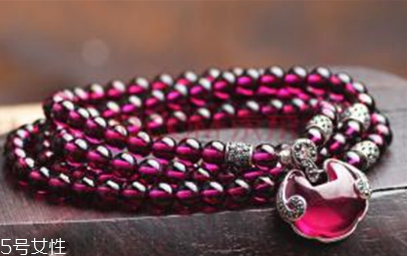 石榴石手鏈可以戴著洗澡嗎？會影響其壽命