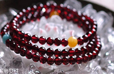 石榴石手鏈帶左手還是右手？