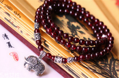 石榴石手鏈帶左手還是右手？
