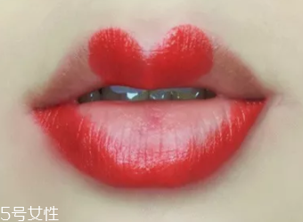 絲絨口紅和啞光哪個(gè)好？正式場(chǎng)合用啞光