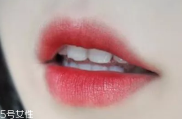 絲絨口紅和啞光哪個(gè)好？正式場(chǎng)合用啞光