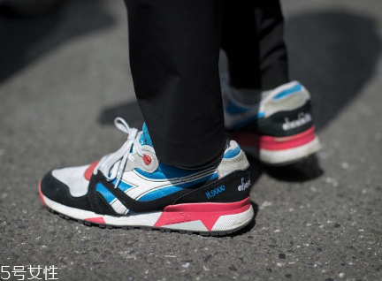 運動鞋沾土如何清理？泥土漬清理要仔細(xì)