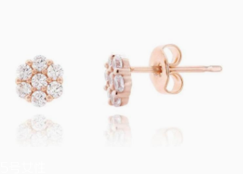 什么材質的耳釘不過敏？純銀耳釘解決耳朵腫痛