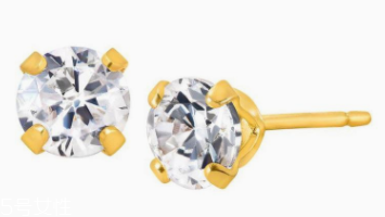 什么材質的耳釘不過敏？純銀耳釘解決耳朵腫痛