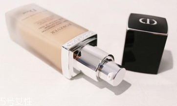 dior迪奧和香奈兒粉底液哪個好？