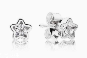 什么材質(zhì)的耳釘不過敏？純銀耳釘解決耳朵腫痛