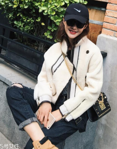 羊羔絨外套配什么鞋子？三款搭配出街不用愁