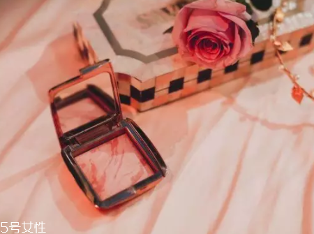 春天適合什么顏色口紅？首選活力西柚色