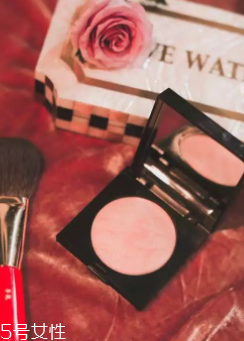 春天適合什么顏色口紅？首選活力西柚色