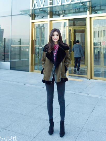 羊羔絨外套配什么褲子？讓你開春美個(gè)夠