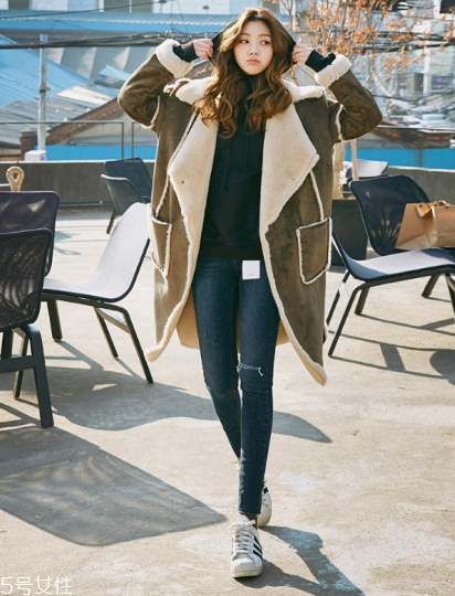 羊羔絨外套配什么褲子？讓你開春美個(gè)夠