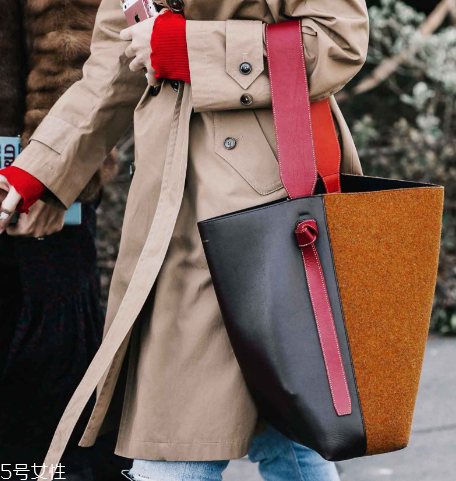 celine在哪個(gè)國(guó)家買最便宜？明星們的街拍新寵