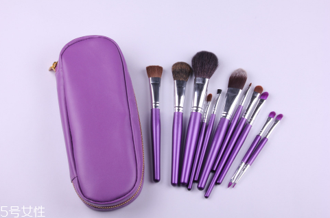 用刷子涂粉底液的好處和壞處 這樣擦粉底一整天不脫妝 用刷子涂粉底液的好處和壞處 這樣擦粉底一整天不脫妝