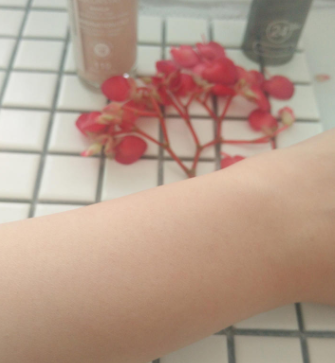 露華濃粉底液遮瑕效果好嗎？效果一般