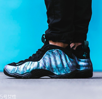 運動鞋比板鞋大一碼嗎？按正常尺碼購買