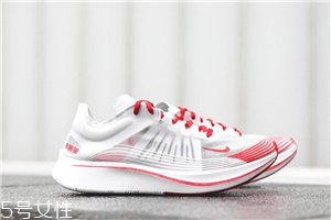 運動鞋比板鞋大一碼嗎？按正常尺碼購買