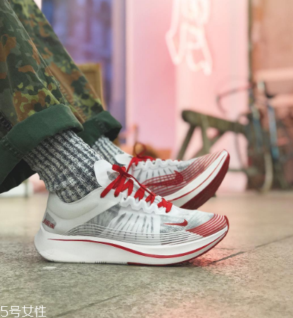 運(yùn)動(dòng)鞋比皮鞋大一碼還是小一碼？