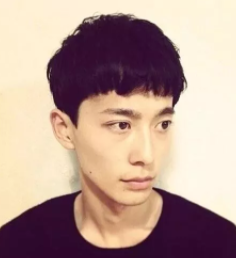 2022年最流行的發(fā)型男生？厚劉海還是最受歡迎